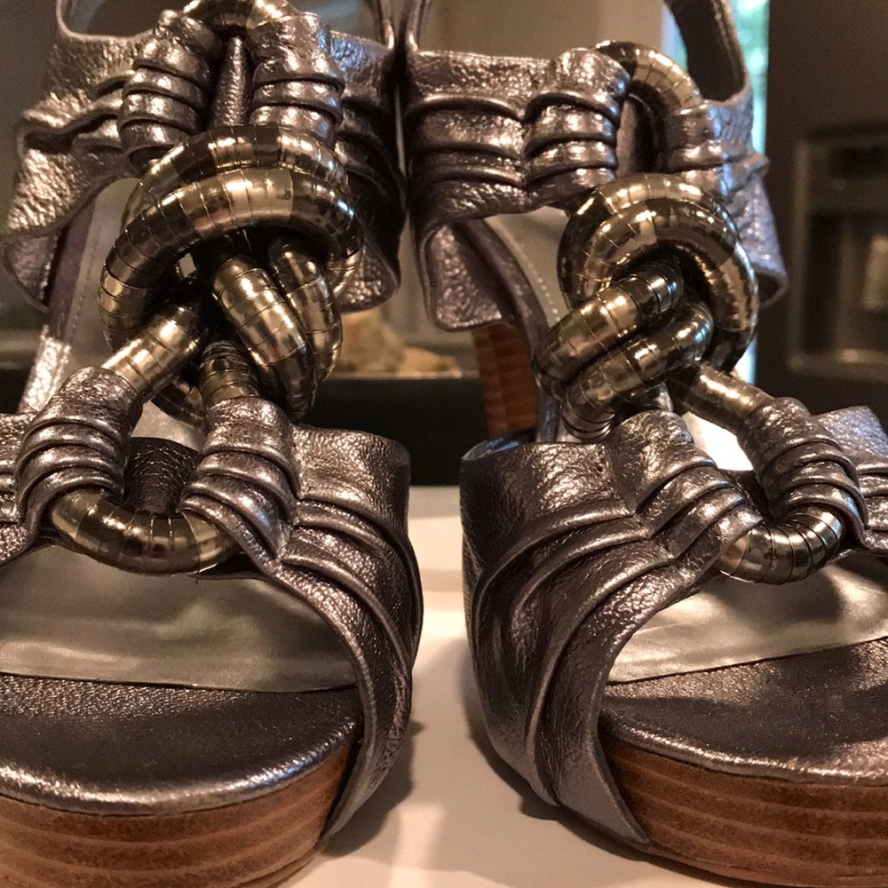 Calvin Klein Metallic Heel. Size 8 - Picture 8 of 8